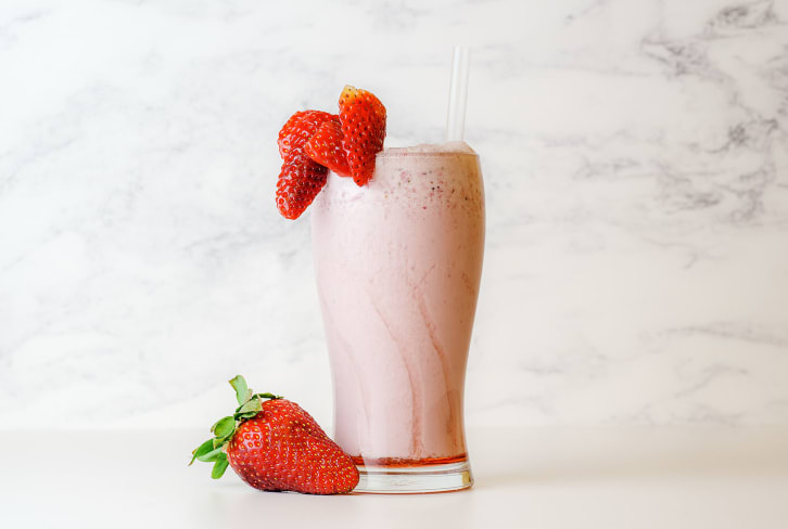 Curb Your Cravings With This Fiber-Rich Strawberries & Vanilla Cream Smoothie